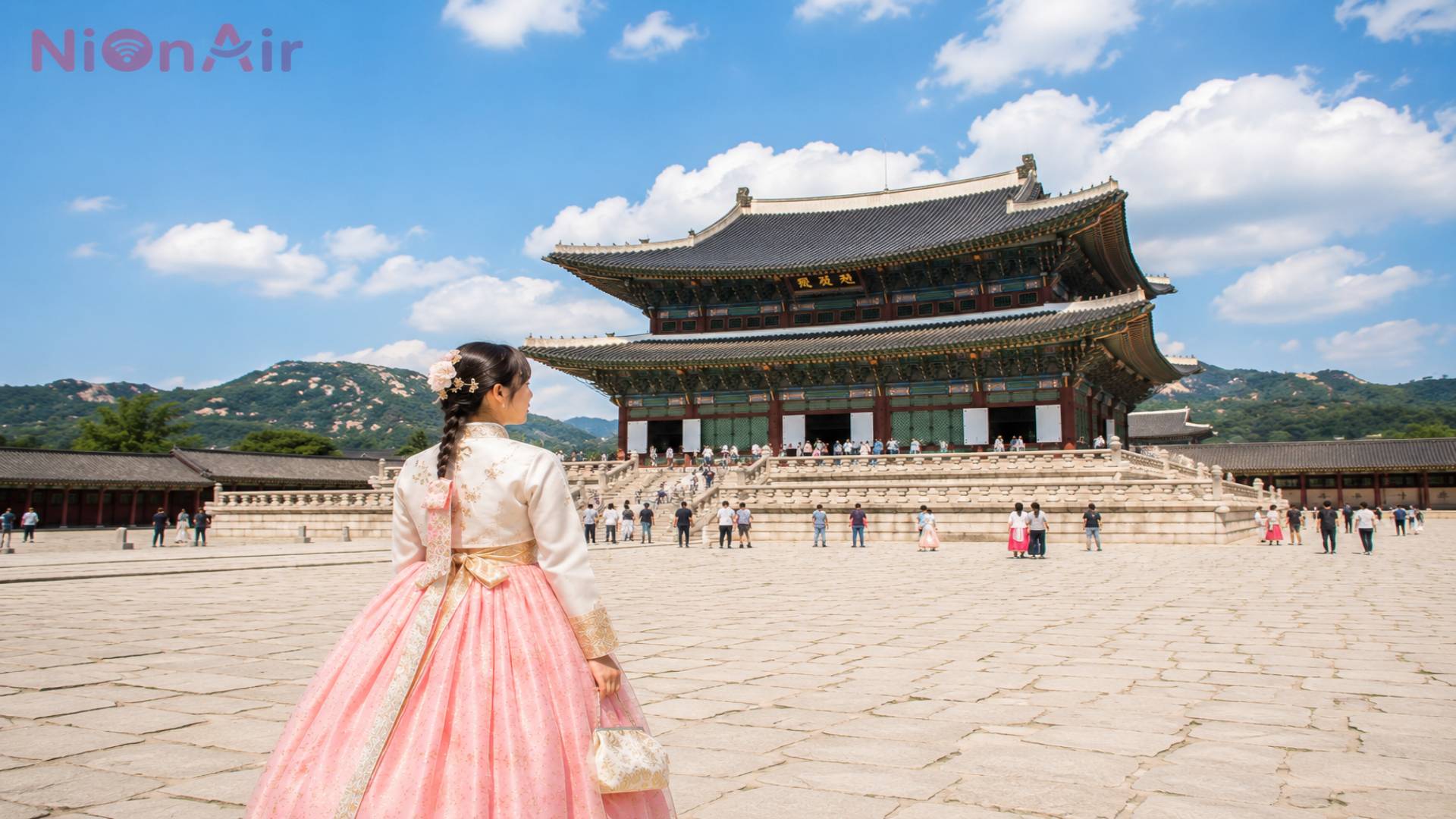 Du khách mặc Hanbok check-in tại Cung điện Gyeongbokgung